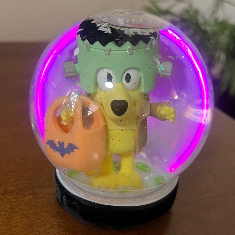 Monster Lucky Booey Snow Globe - Picture 12 of 14
